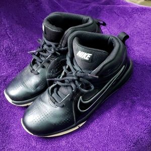 Nike Team Hustle D Size 8 (Kids)